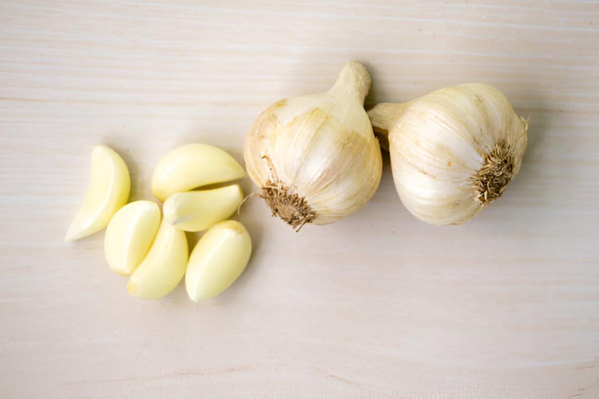 Unveiling the Potent Health Benefits of Eating Raw Garlic
