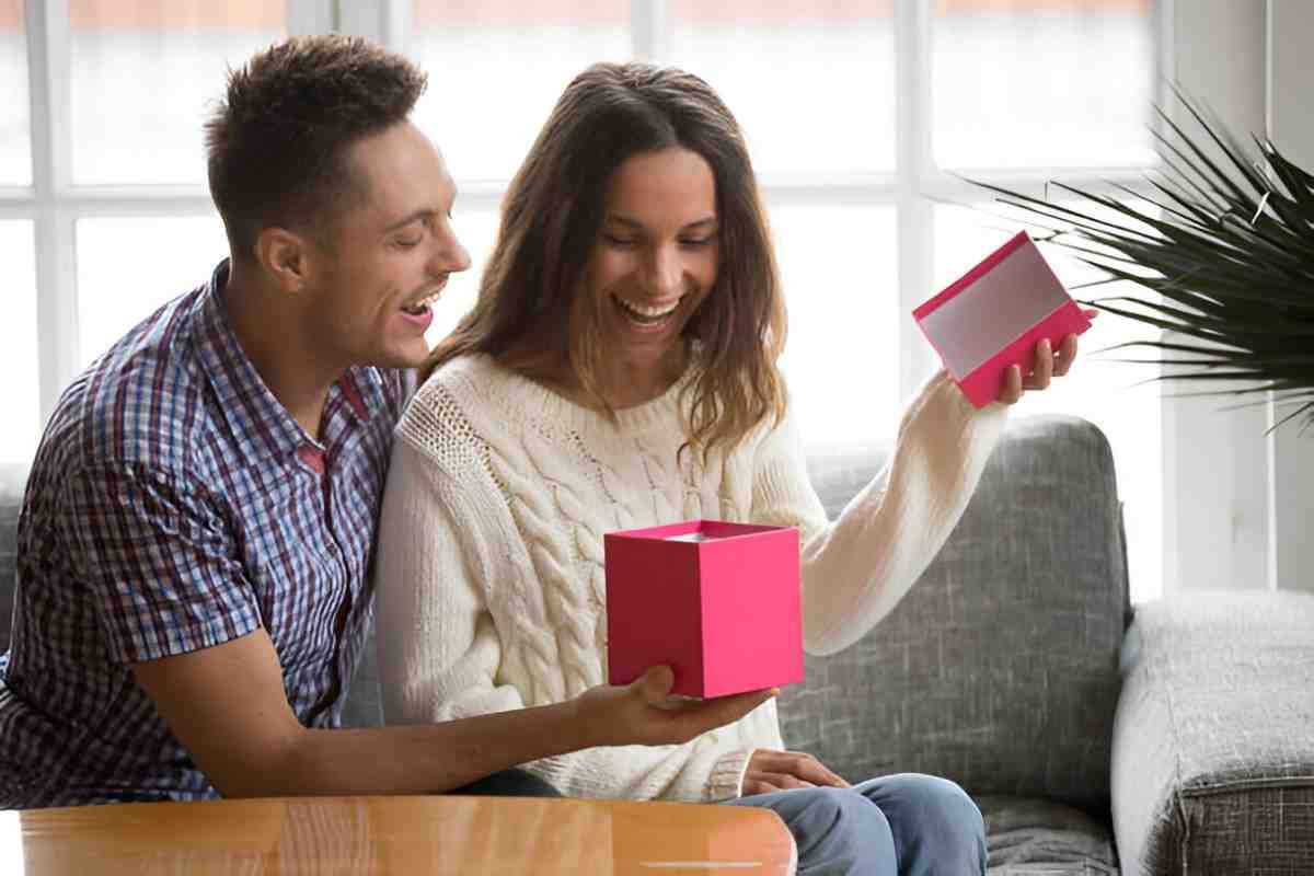 Anniversary Gift Ideas for Couples Who Love to Travel