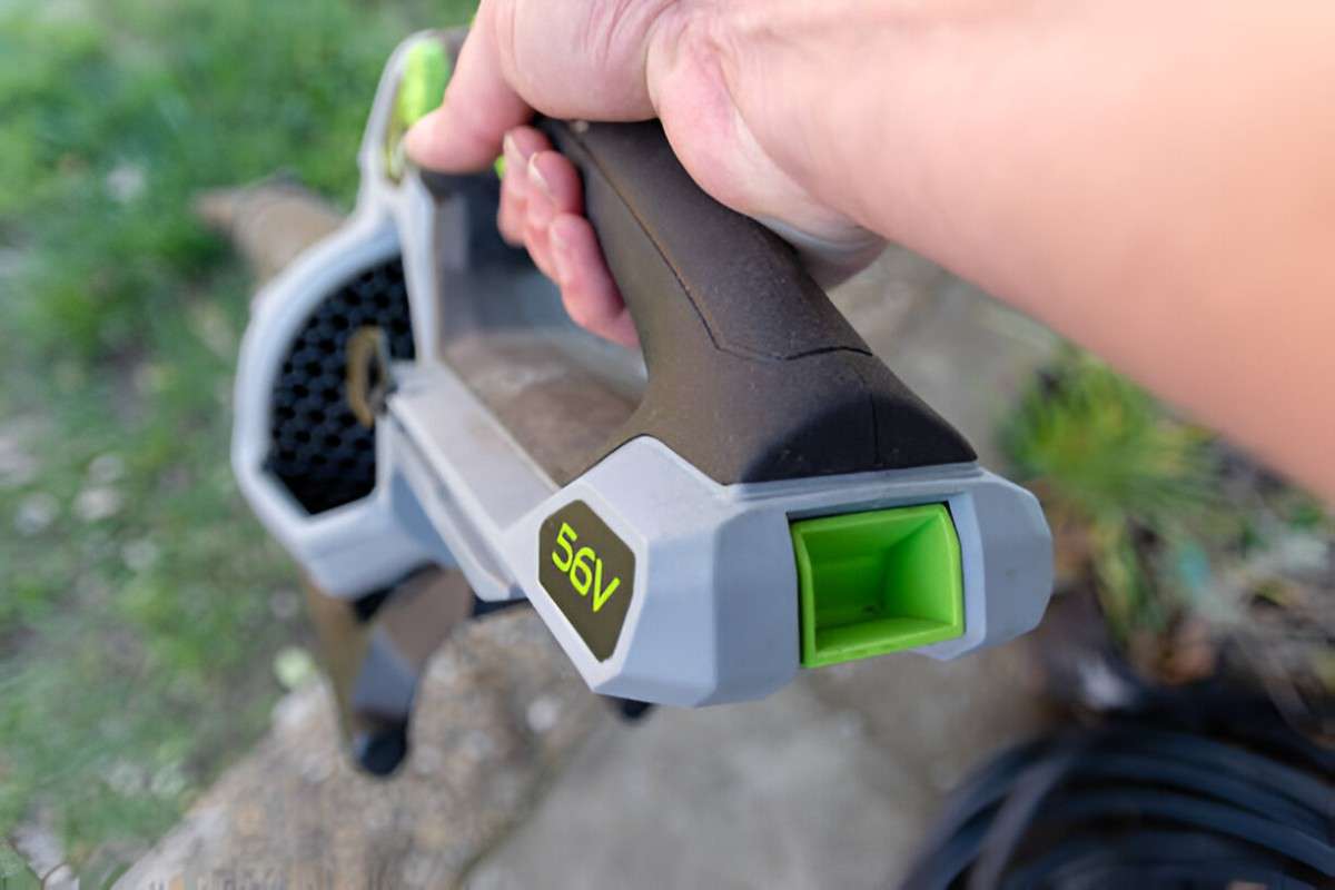 Buying Guide for the Best Cordless Electric Leaf Blowers